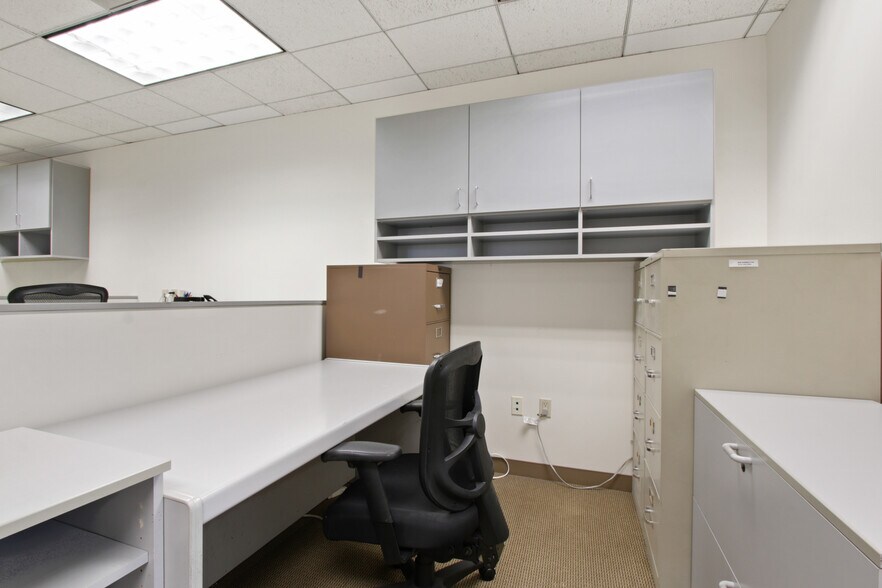 More Photos Of 1990 S Bundy Dr, Los Angeles Office For Lease