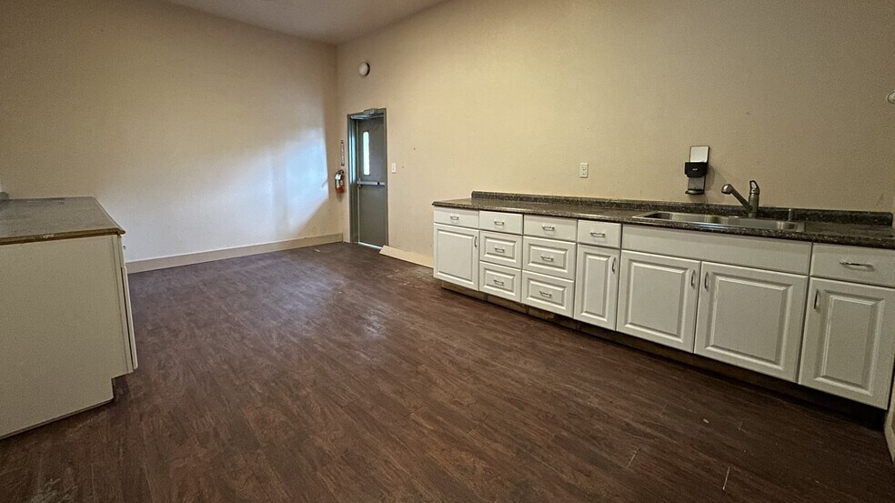 More Photos Of 404 W Main St, Kelso Restaurant For Lease