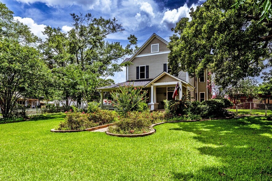 More Photos Of 455 Gibbs St, New Waverly Specialty For Sale