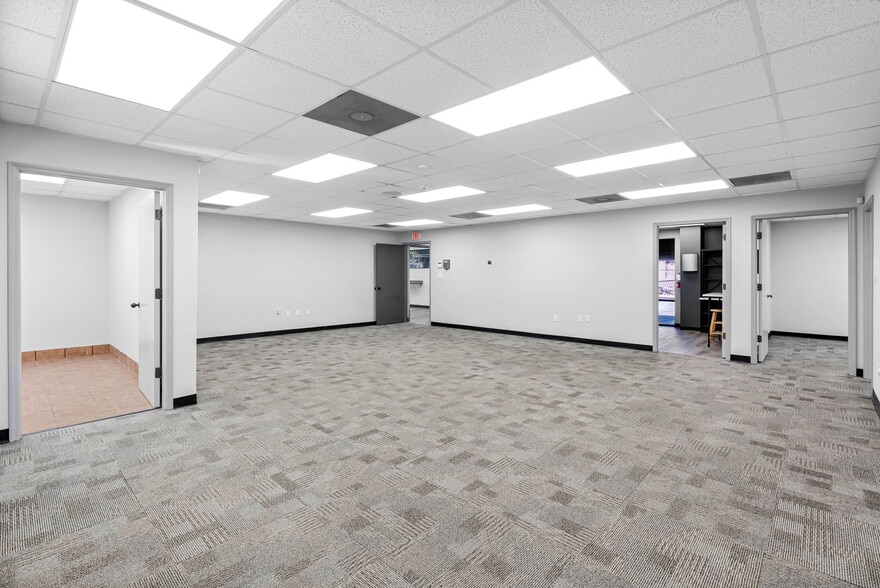 More Photos Of 4412 W Osborne Ave, Tampa Showroom For Sale