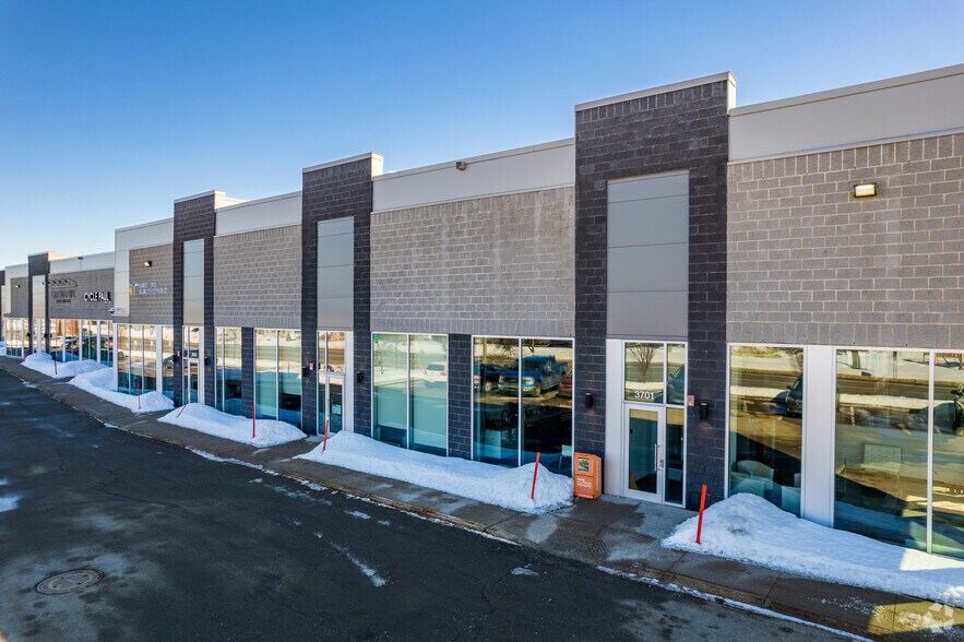 More Photos Of 3665-3701 Boul De La Cite-Des-Jeunes, Vaudreuil-dorion Light Distribution For Lease