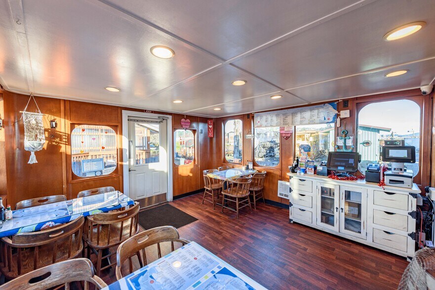 More Photos Of 102 Hall Ave, Coos Bay Restaurant For Sale