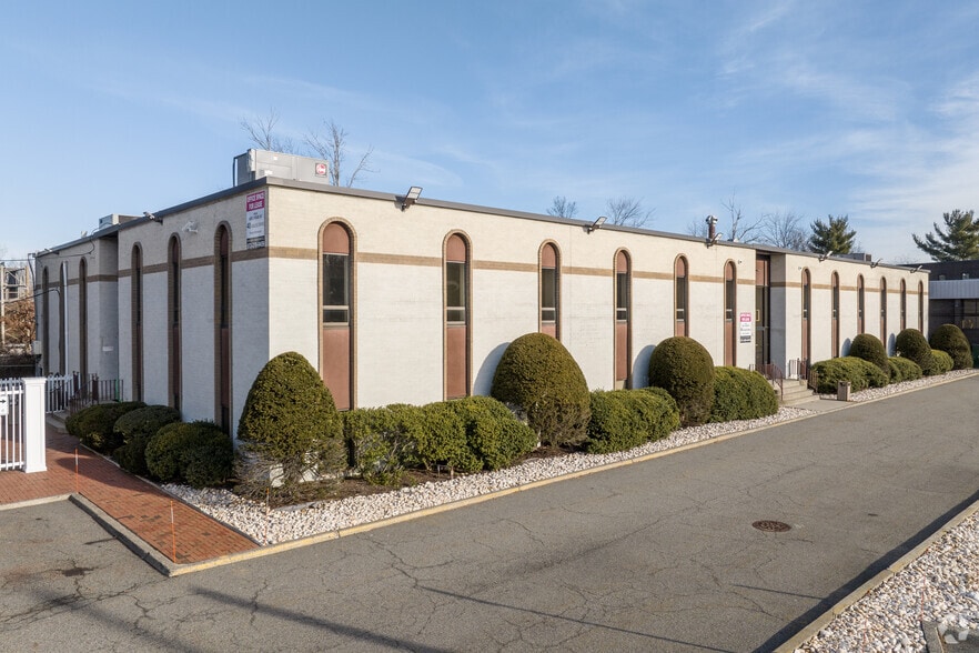 Primary Photo Of 40 Galesi Dr, Wayne Office For Lease