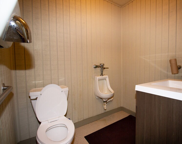 More Photos Of 47506 US-290 BUS, Hempstead Convenience Store For Sale