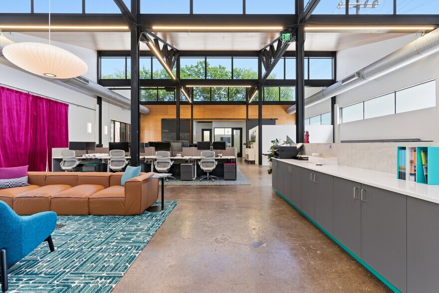 More Photos Of 311-321 Sixth St, San Antonio Office For Sale