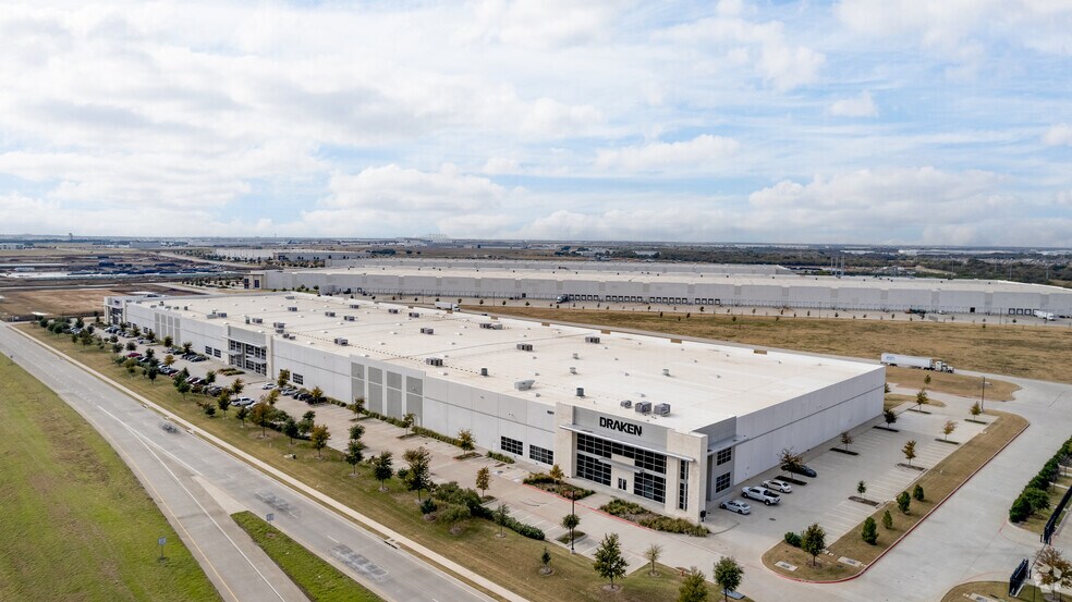 More Photos Of 15277 Heritage Pky, Fort Worth Distribution For Lease