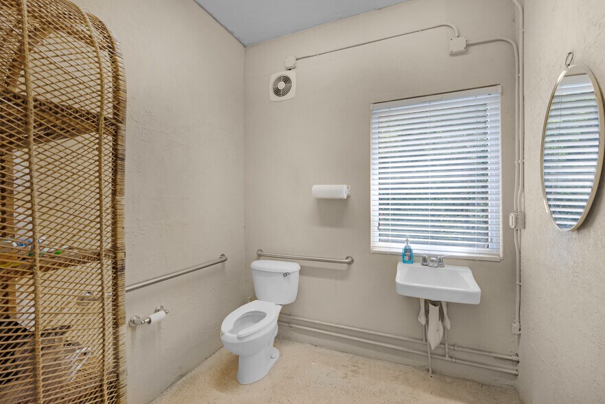 More Photos Of 89015 Overseas Hwy, Tavernier Office For Sale