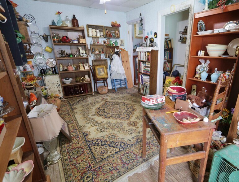 More Photos Of 117 W Shelby St, Falmouth Storefront For Sale