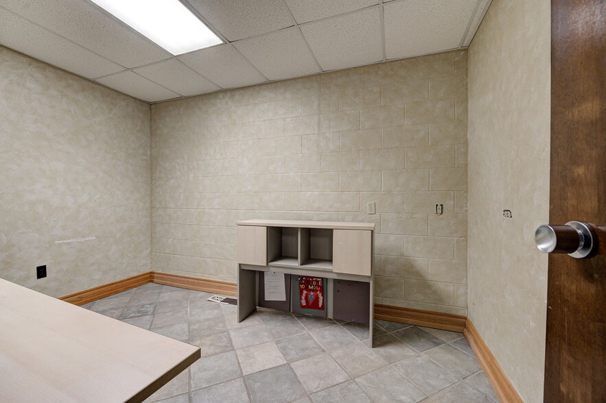 More Photos Of 1212 S Air Depot Blvd, Oklahoma City Office For Sale