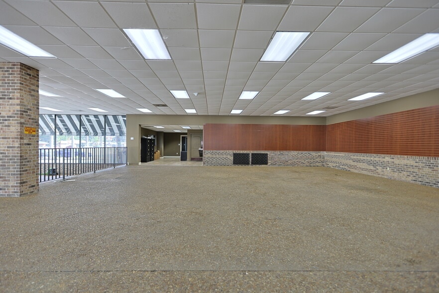 More Photos Of 705 N New Warrington Rd, Pensacola Auto Repair For Lease