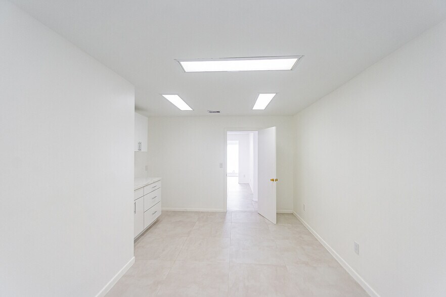 More Photos Of 5904 Dolores St, Houston Office For Lease