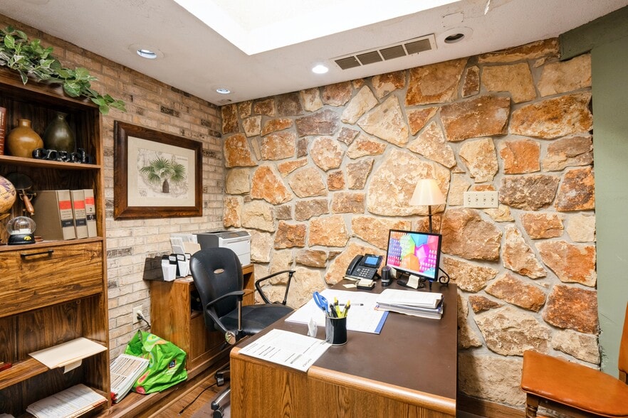 More Photos Of 1964 Indianola Ave, Des Moines Office For Sale