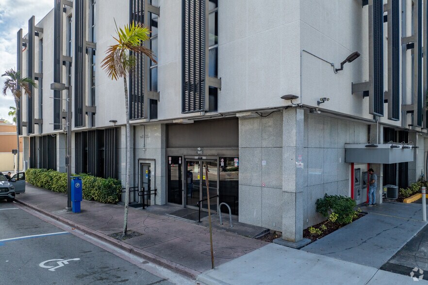 More Photos Of 1900 Tyler St, Hollywood Office For Lease