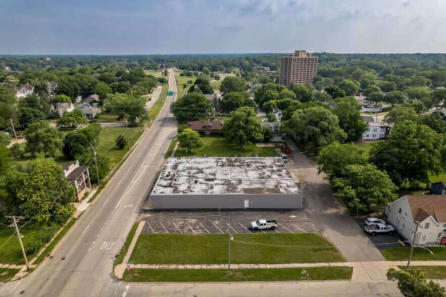 More Photos Of 415 N 3rd St, Rockford Light Distribution For Lease