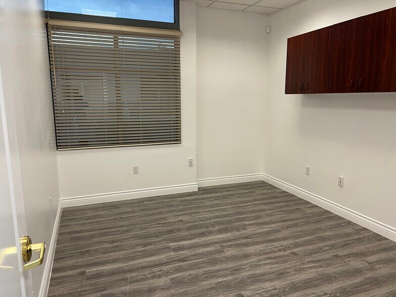 More Photos Of 375 N Stephanie St, Henderson Office For Sale