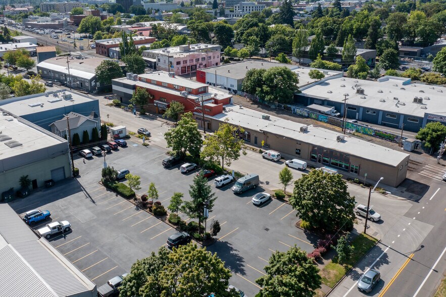 More Photos Of 450 W 3rd Ave, Eugene Storefront Retail Office For Lease