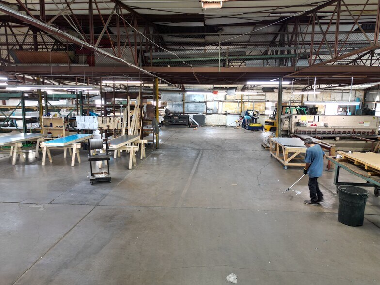 More Photos Of 5609 Azle Ave, Sansom Park Warehouse For Sale