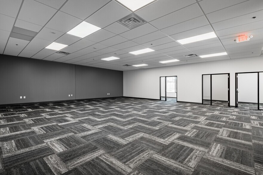 More Photos Of 1000 S J Elmer Weaver Fwy, Cedar Hill Distribution For Lease