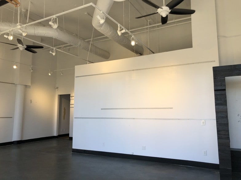 More Photos Of 301 N Main St, Huntington Beach General Retail For Lease