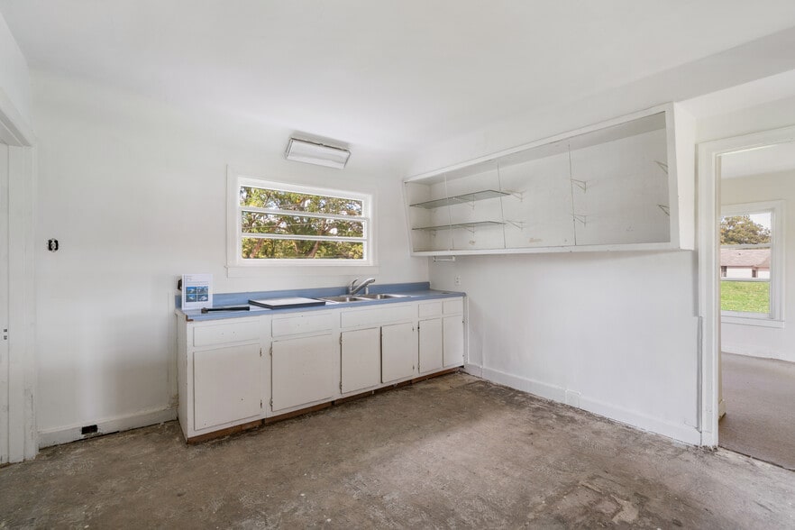More Photos Of 3590 Thomas St, Memphis Office For Sale