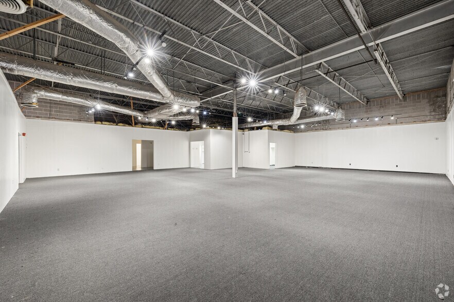 More Photos Of 1710 Hi Line Dr, Dallas Showroom For Lease