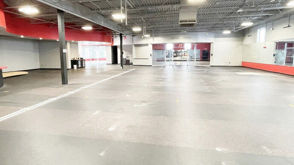 More Photos Of 120-130 Broadhollow Rd, Farmingdale Storefront For Sale