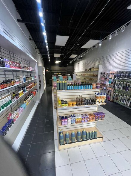 More Photos Of 232 E 47th St, Chicago General Retail For Sale