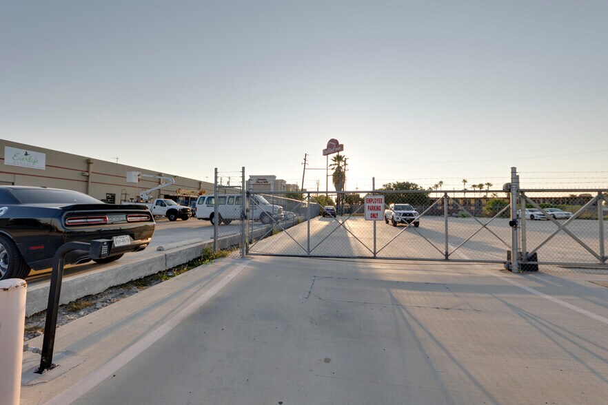 More Photos Of 826 Krill St, Corpus Christi Warehouse For Lease