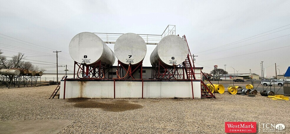 More Photos Of 824 Avenue B, Abernathy Service Station For Sale