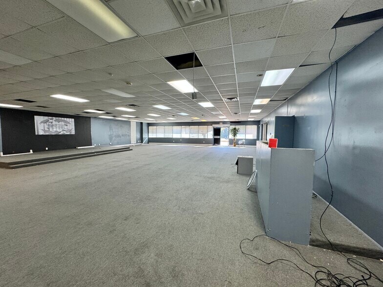 More Photos Of 421 N Gilmer Ave, Lanett General Retail For Sale