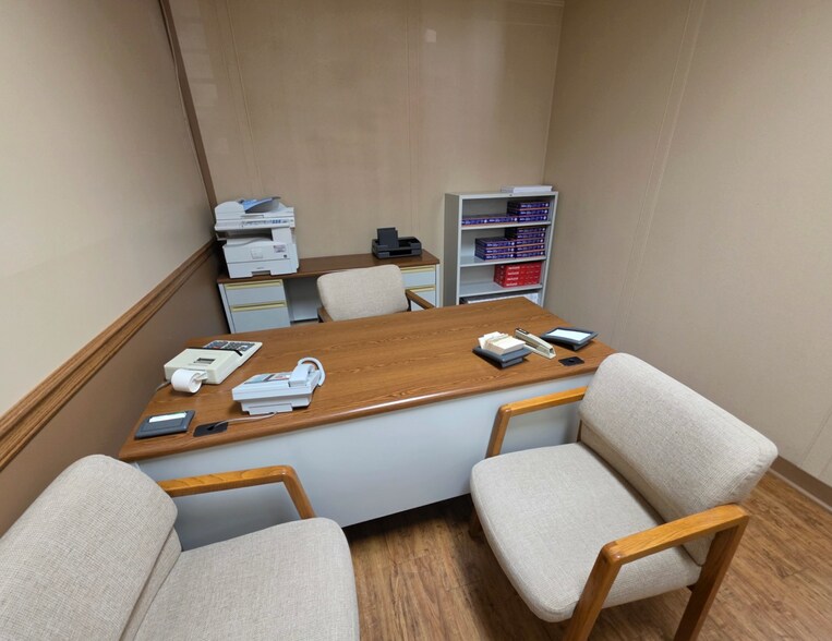 More Photos Of 204 S Washington St, Mc Leansboro Office For Sale