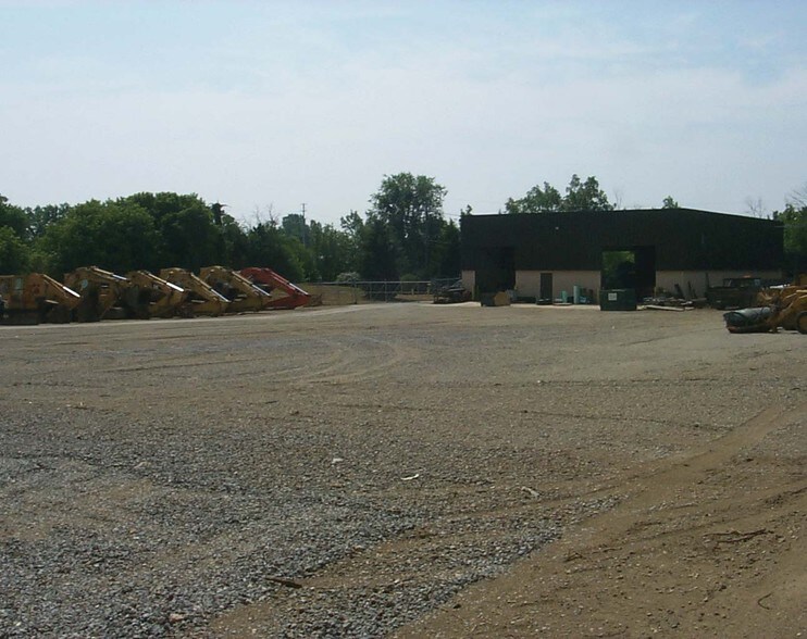 More Photos Of 2673 E Maple Rd, Milford Warehouse For Lease