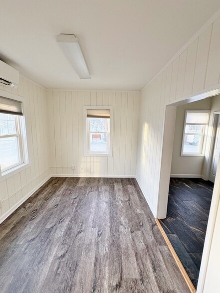 More Photos Of 144 Main St, Gardiner Warehouse For Lease