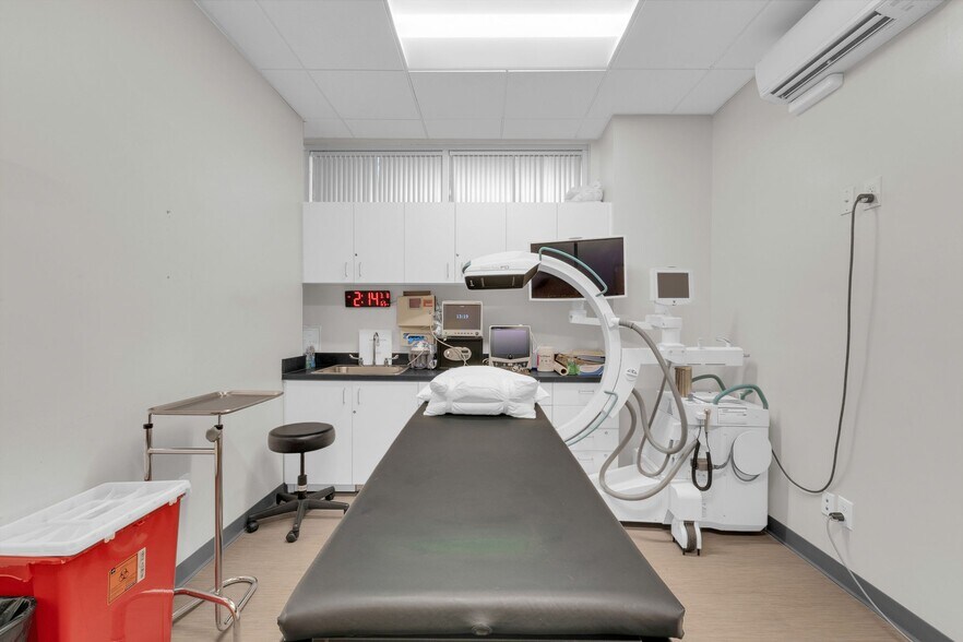 More Photos Of 2222 E Highland Ave, Phoenix Medical For Lease