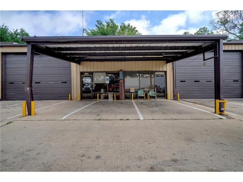More Photos Of 715 Dallas Dr, Denton Flex For Sale