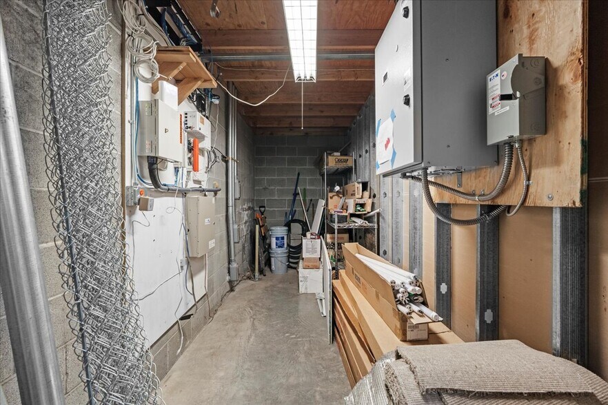 More Photos Of 6455 Lakeview Blvd, Lake Oswego Flex For Lease