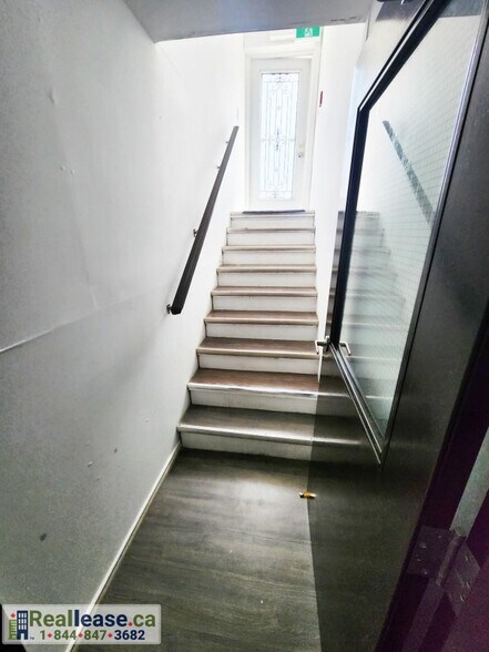 More Photos Of 138 Main St W, Shelburne Storefront Retail Residential For Lease