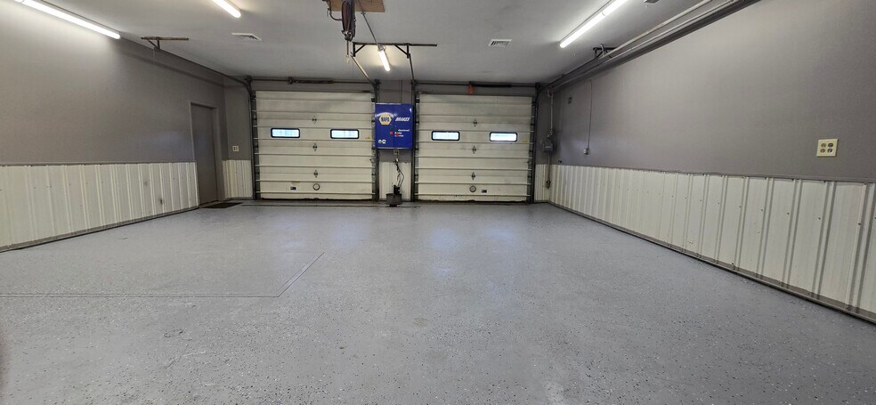 More Photos Of 207 South Bay Rd, North Syracuse Auto Repair For Lease