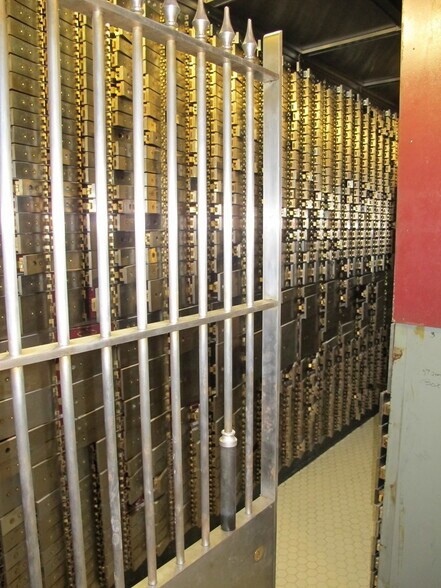 More Photos Of 215 E 38th St, Indianapolis Bank For Lease