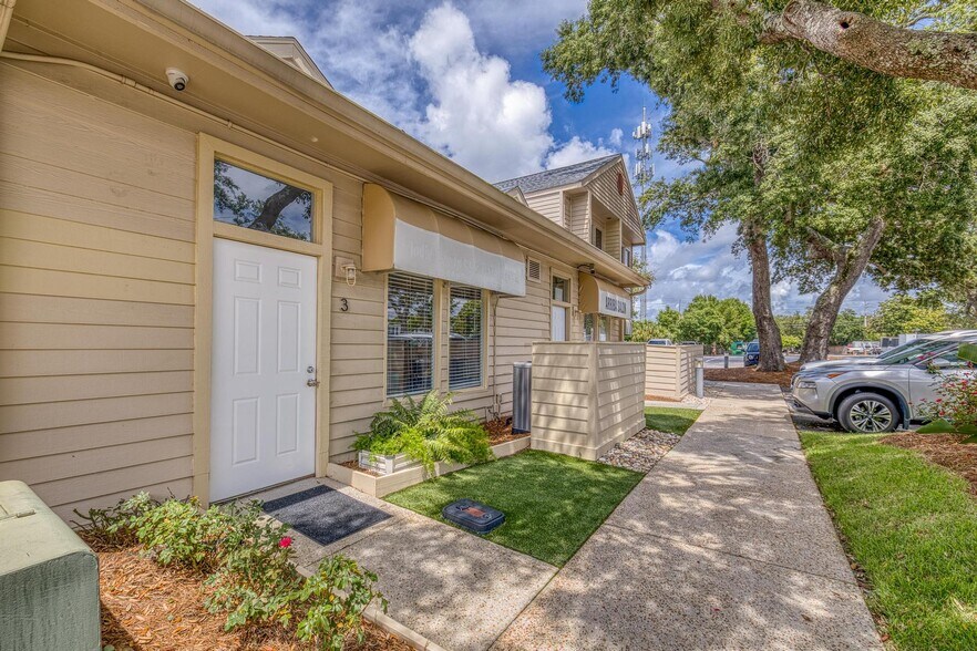 More Photos Of 913 Gulf Breeze Pky, Gulf Breeze General Retail For Sale