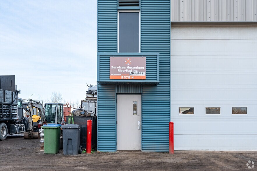 More Photos Of 2388 Av De La Rotonde, Lévis Manufacturing For Lease