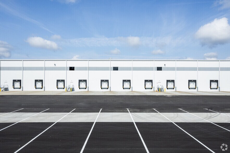 More Photos Of 562 Omni Industrial Blvd, Summerville Unknown For Lease