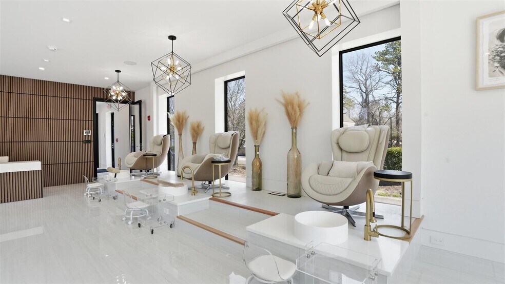 More Photos Of 200 W Montauk Hwy, Hampton Bays Freestanding For Lease