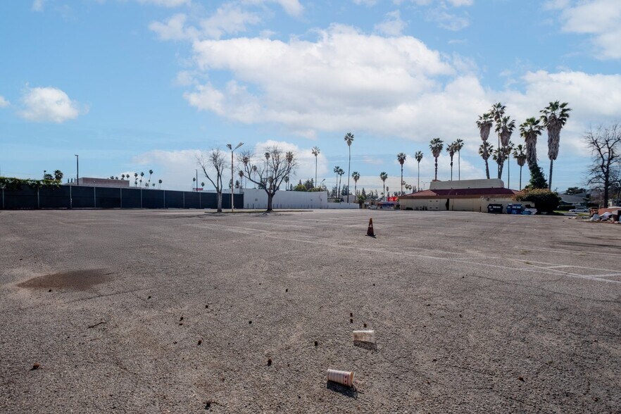 More Photos Of 16955 Sherman Way, Van Nuys Freestanding For Lease