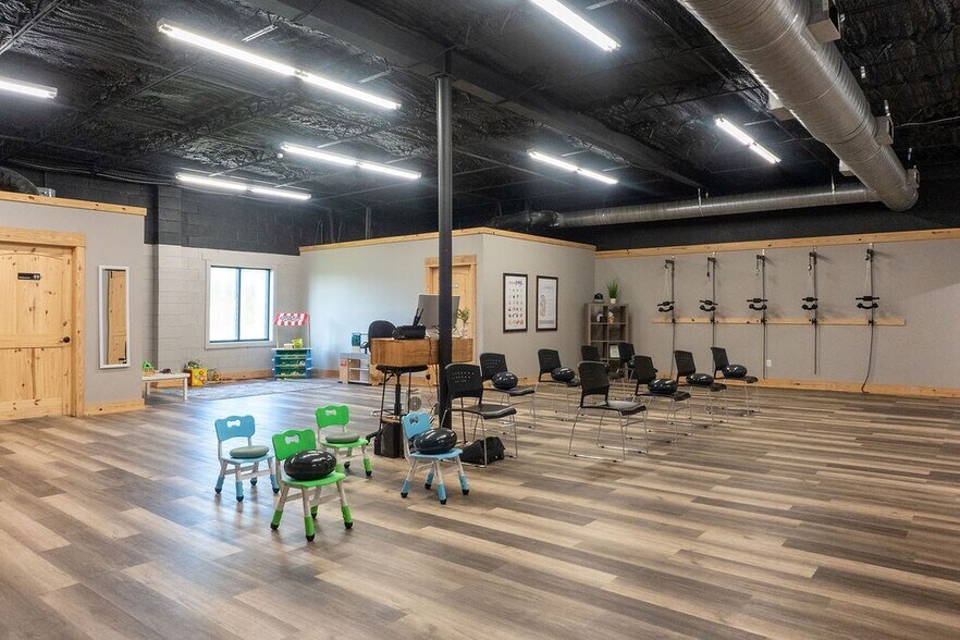 More Photos Of 214 S Church St, Dublin Flex For Sale