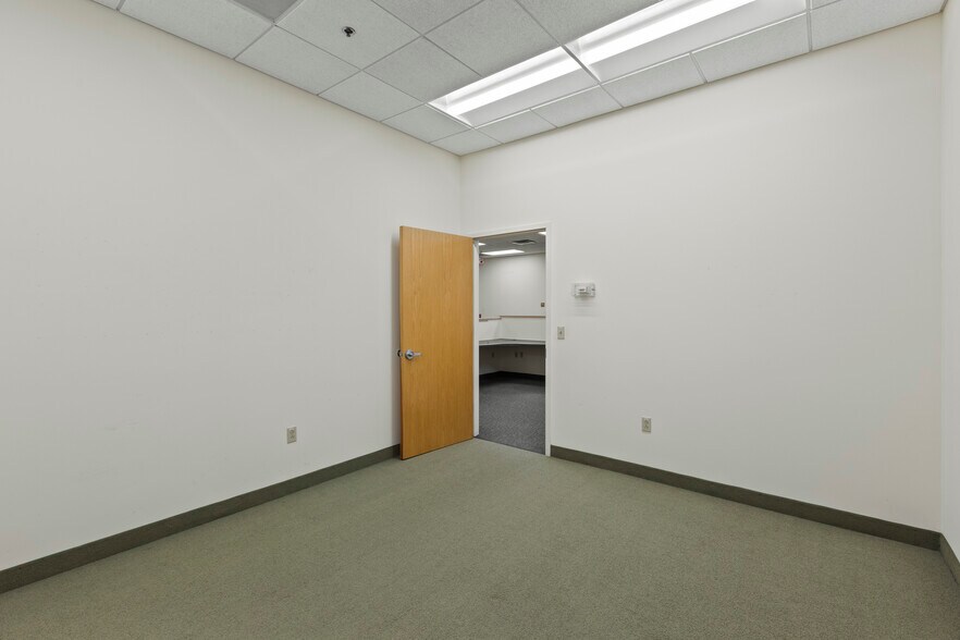 More Photos Of 15 E Union Ave, East Rutherford Warehouse For Lease