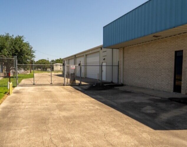 More Photos Of 1404 E Rio Grande St, Victoria Warehouse For Sale