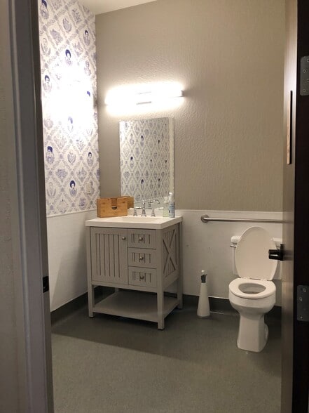 More Photos Of 2102 Dennison St, Oakland Flex For Lease