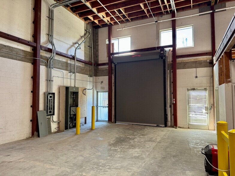 More Photos Of 305 Old County Rd, San Carlos Warehouse For Lease