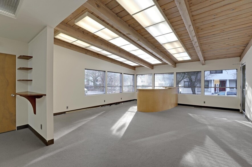 More Photos Of 1221 SE Madison St, Portland Office For Sale